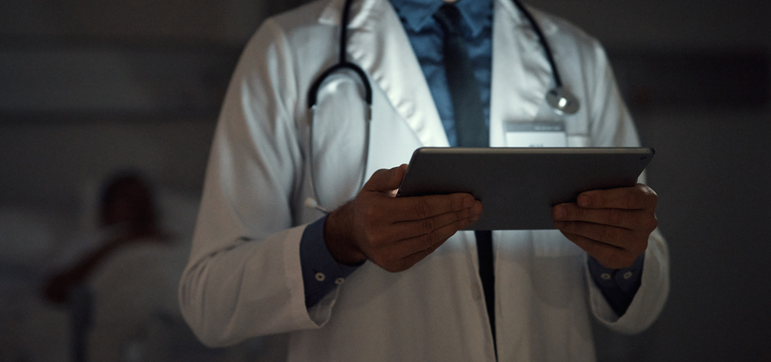 doktor patrzący na tablet w szpitalu