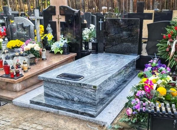 Rzeczywista realizacja nagrobka wykonana przez zakład kamieniarski KARAWAN