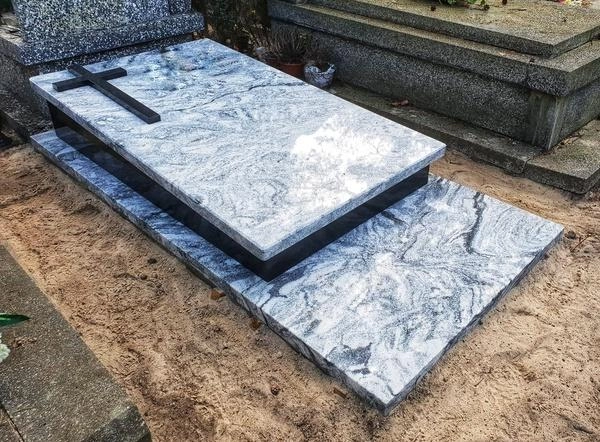 Przykład realizacji nagrobka zakładu kamieniarskiego KARAWAN w&nbsp;Józefowie